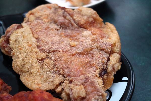 高雄左營區=<食>三拾三創意炸物(立大店)~中午就可以開吃雞排*酥脆的讓你不要不要的*有室內座位可以好好品嘗*推推= 高雄左營區=<食>三拾三創意炸物(立大店)~中午就可以開吃雞排*酥脆的讓你不要不要的*有室內座位可以好好品嘗*推推=