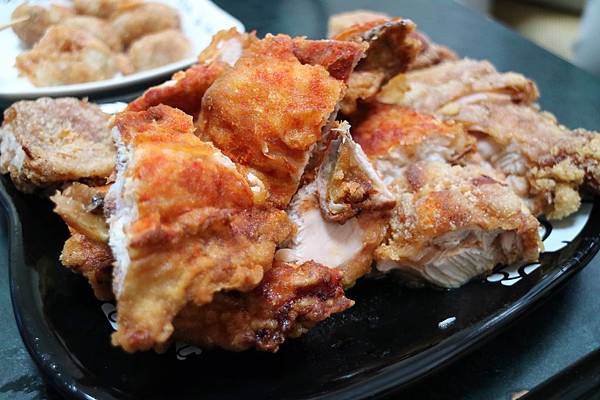 高雄左營區=<食>三拾三創意炸物(立大店)~中午就可以開吃雞排*酥脆的讓你不要不要的*有室內座位可以好好品嘗*推推= 高雄左營區=<食>三拾三創意炸物(立大店)~中午就可以開吃雞排*酥脆的讓你不要不要的*有室內座位可以好好品嘗*推推=