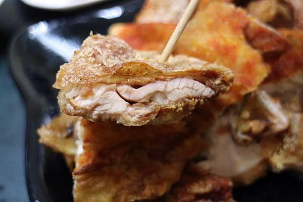 高雄左營區=<食>三拾三創意炸物(立大店)~中午就可以開吃雞排*酥脆的讓你不要不要的*有室內座位可以好好品嘗*推推= 高雄左營區=<食>三拾三創意炸物(立大店)~中午就可以開吃雞排*酥脆的讓你不要不要的*有室內座位可以好好品嘗*推推=