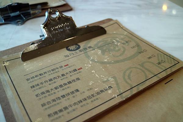 高雄鼓山區=<食>Zone Cafe 弄咖啡-美術館店~網美請站出來＊網美請筆記!美術館旁的美麗店家＊好吃又好看!=