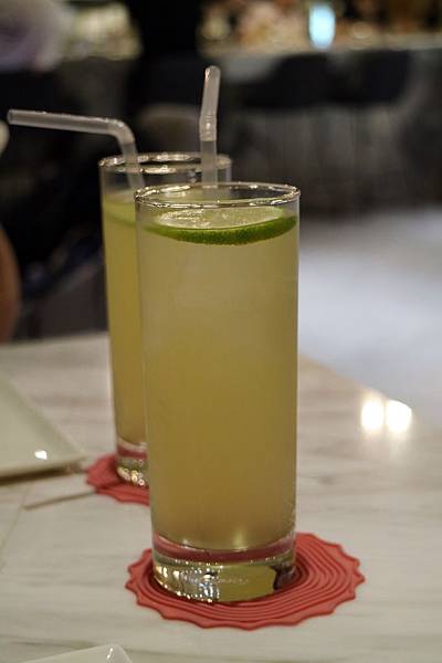 高雄鼓山區=<食>Zone Cafe 弄咖啡-美術館店~網美請站出來＊網美請筆記!美術館旁的美麗店家＊好吃又好看!=