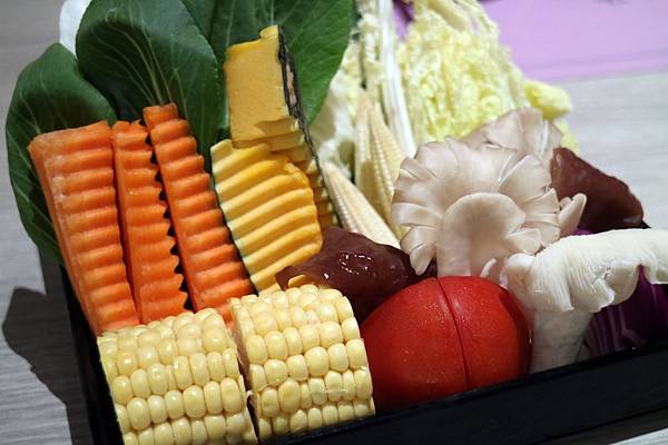 高雄左營區=<吃飽>春囍打邊爐*麻奶鍋溫順令人難忘*花雕鍋清爽富有滋味*只有春囍才能超越春囍*推陳出新的讓父親節過得好滿足= 高雄左營區=<吃飽>春囍打邊爐*麻奶鍋溫順令人難忘*花雕鍋清爽富有滋味*只有春囍才能超越春囍*推陳出新的讓父親節過得好滿足=