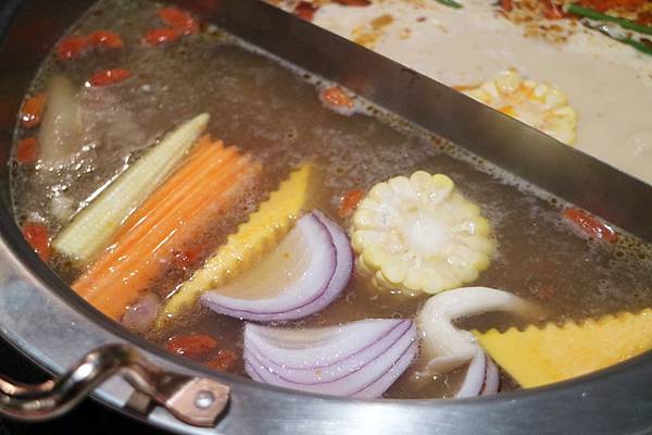 高雄左營區=<吃飽>春囍打邊爐*麻奶鍋溫順令人難忘*花雕鍋清爽富有滋味*只有春囍才能超越春囍*推陳出新的讓父親節過得好滿足= 高雄左營區=<吃飽>春囍打邊爐*麻奶鍋溫順令人難忘*花雕鍋清爽富有滋味*只有春囍才能超越春囍*推陳出新的讓父親節過得好滿足=