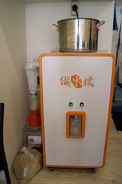 高雄左營區=<吃飽>五目坊(巨蛋店)~吃蛋包飯找五目坊、吃豬排找五目坊,少女心噴發的裙襬搖搖就在五目坊;要吃美食又要省錢就找巷弄!= 高雄左營區=<吃飽>五目坊(巨蛋店)~吃蛋包飯找五目坊、吃豬排找五目坊,少女心噴發的裙襬搖搖就在五目坊;要吃美食又要省錢就找巷弄!=