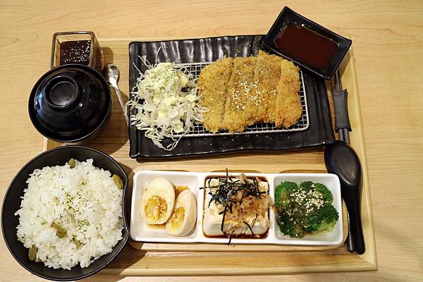 高雄左營區=<吃飽>五目坊(巨蛋店)~吃蛋包飯找五目坊、吃豬排找五目坊,少女心噴發的裙襬搖搖就在五目坊;要吃美食又要省錢就找巷弄!= 高雄左營區=<吃飽>五目坊(巨蛋店)~吃蛋包飯找五目坊、吃豬排找五目坊,少女心噴發的裙襬搖搖就在五目坊;要吃美食又要省錢就找巷弄!=