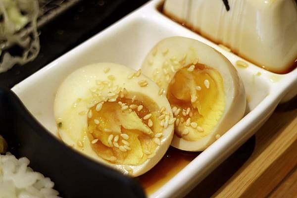 高雄左營區=<吃飽>五目坊(巨蛋店)~吃蛋包飯找五目坊、吃豬排找五目坊,少女心噴發的裙襬搖搖就在五目坊;要吃美食又要省錢就找巷弄!= 高雄左營區=<吃飽>五目坊(巨蛋店)~吃蛋包飯找五目坊、吃豬排找五目坊,少女心噴發的裙襬搖搖就在五目坊;要吃美食又要省錢就找巷弄!=