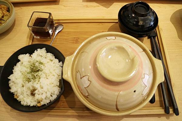 高雄左營區=<吃飽>五目坊(巨蛋店)~吃蛋包飯找五目坊、吃豬排找五目坊,少女心噴發的裙襬搖搖就在五目坊;要吃美食又要省錢就找巷弄!= 高雄左營區=<吃飽>五目坊(巨蛋店)~吃蛋包飯找五目坊、吃豬排找五目坊,少女心噴發的裙襬搖搖就在五目坊;要吃美食又要省錢就找巷弄!=