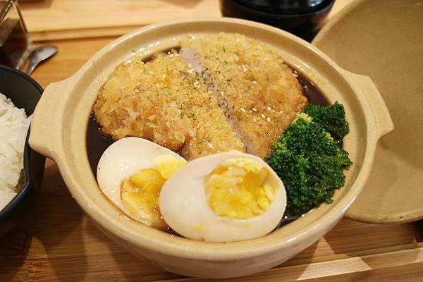 高雄左營區=<吃飽>五目坊(巨蛋店)~吃蛋包飯找五目坊、吃豬排找五目坊,少女心噴發的裙襬搖搖就在五目坊;要吃美食又要省錢就找巷弄!= 高雄左營區=<吃飽>五目坊(巨蛋店)~吃蛋包飯找五目坊、吃豬排找五目坊,少女心噴發的裙襬搖搖就在五目坊;要吃美食又要省錢就找巷弄!=