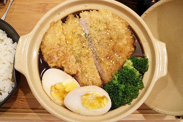 高雄左營區=<吃飽>五目坊(巨蛋店)~吃蛋包飯找五目坊、吃豬排找五目坊,少女心噴發的裙襬搖搖就在五目坊;要吃美食又要省錢就找巷弄!= 高雄左營區=<吃飽>五目坊(巨蛋店)~吃蛋包飯找五目坊、吃豬排找五目坊,少女心噴發的裙襬搖搖就在五目坊;要吃美食又要省錢就找巷弄!=