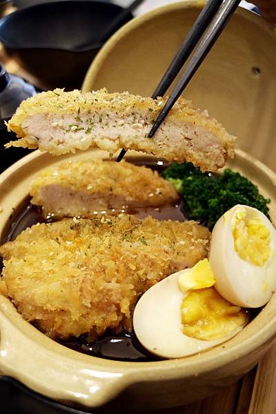 高雄左營區=<吃飽>五目坊(巨蛋店)~吃蛋包飯找五目坊、吃豬排找五目坊,少女心噴發的裙襬搖搖就在五目坊;要吃美食又要省錢就找巷弄!= 高雄左營區=<吃飽>五目坊(巨蛋店)~吃蛋包飯找五目坊、吃豬排找五目坊,少女心噴發的裙襬搖搖就在五目坊;要吃美食又要省錢就找巷弄!=