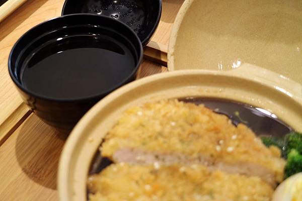 高雄左營區=<吃飽>五目坊(巨蛋店)~吃蛋包飯找五目坊、吃豬排找五目坊,少女心噴發的裙襬搖搖就在五目坊;要吃美食又要省錢就找巷弄!= 高雄左營區=<吃飽>五目坊(巨蛋店)~吃蛋包飯找五目坊、吃豬排找五目坊,少女心噴發的裙襬搖搖就在五目坊;要吃美食又要省錢就找巷弄!=