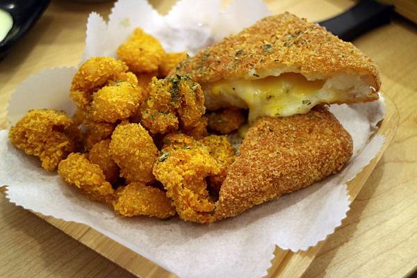 高雄左營區=<吃飽>五目坊(巨蛋店)~吃蛋包飯找五目坊、吃豬排找五目坊,少女心噴發的裙襬搖搖就在五目坊;要吃美食又要省錢就找巷弄!= 高雄左營區=<吃飽>五目坊(巨蛋店)~吃蛋包飯找五目坊、吃豬排找五目坊,少女心噴發的裙襬搖搖就在五目坊;要吃美食又要省錢就找巷弄!=