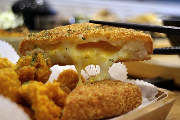 高雄左營區=<吃飽>五目坊(巨蛋店)~吃蛋包飯找五目坊、吃豬排找五目坊,少女心噴發的裙襬搖搖就在五目坊;要吃美食又要省錢就找巷弄!= 高雄左營區=<吃飽>五目坊(巨蛋店)~吃蛋包飯找五目坊、吃豬排找五目坊,少女心噴發的裙襬搖搖就在五目坊;要吃美食又要省錢就找巷弄!=