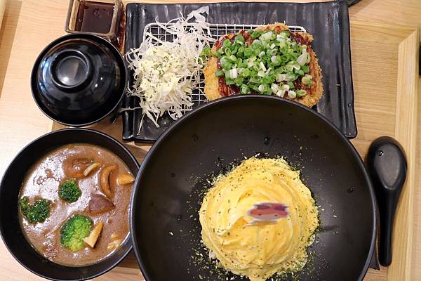 高雄左營區=<吃飽>五目坊(巨蛋店)~吃蛋包飯找五目坊、吃豬排找五目坊,少女心噴發的裙襬搖搖就在五目坊;要吃美食又要省錢就找巷弄!= 高雄左營區=<吃飽>五目坊(巨蛋店)~吃蛋包飯找五目坊、吃豬排找五目坊,少女心噴發的裙襬搖搖就在五目坊;要吃美食又要省錢就找巷弄!=