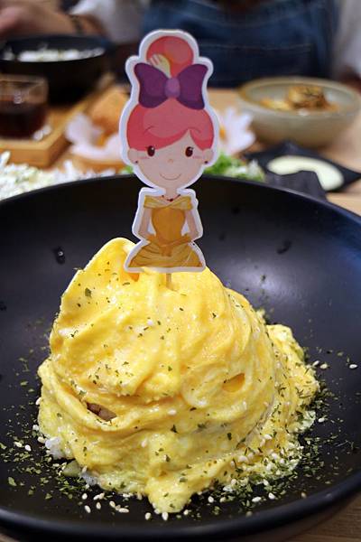 高雄左營區=<吃飽>五目坊(巨蛋店)~吃蛋包飯找五目坊、吃豬排找五目坊,少女心噴發的裙襬搖搖就在五目坊;要吃美食又要省錢就找巷弄!= 高雄左營區=<吃飽>五目坊(巨蛋店)~吃蛋包飯找五目坊、吃豬排找五目坊,少女心噴發的裙襬搖搖就在五目坊;要吃美食又要省錢就找巷弄!=