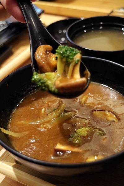 高雄左營區=<吃飽>五目坊(巨蛋店)~吃蛋包飯找五目坊、吃豬排找五目坊,少女心噴發的裙襬搖搖就在五目坊;要吃美食又要省錢就找巷弄!= 高雄左營區=<吃飽>五目坊(巨蛋店)~吃蛋包飯找五目坊、吃豬排找五目坊,少女心噴發的裙襬搖搖就在五目坊;要吃美食又要省錢就找巷弄!=