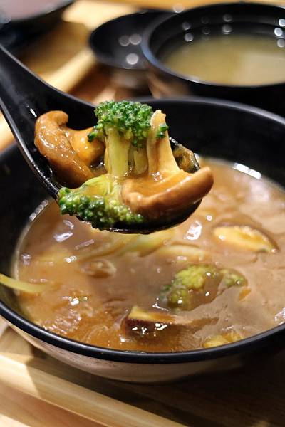 高雄左營區=<吃飽>五目坊(巨蛋店)~吃蛋包飯找五目坊、吃豬排找五目坊,少女心噴發的裙襬搖搖就在五目坊;要吃美食又要省錢就找巷弄!= 高雄左營區=<吃飽>五目坊(巨蛋店)~吃蛋包飯找五目坊、吃豬排找五目坊,少女心噴發的裙襬搖搖就在五目坊;要吃美食又要省錢就找巷弄!=