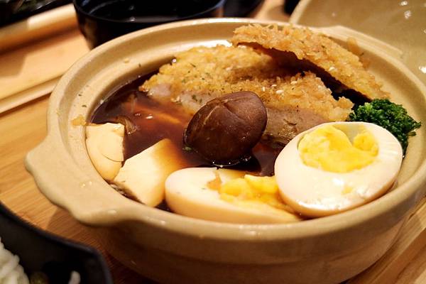 高雄左營區=<吃飽>五目坊(巨蛋店)~吃蛋包飯找五目坊、吃豬排找五目坊,少女心噴發的裙襬搖搖就在五目坊;要吃美食又要省錢就找巷弄!= 高雄左營區=<吃飽>五目坊(巨蛋店)~吃蛋包飯找五目坊、吃豬排找五目坊,少女心噴發的裙襬搖搖就在五目坊;要吃美食又要省錢就找巷弄!=