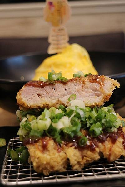 高雄左營區=<吃飽>五目坊(巨蛋店)~吃蛋包飯找五目坊、吃豬排找五目坊,少女心噴發的裙襬搖搖就在五目坊;要吃美食又要省錢就找巷弄!= 高雄左營區=<吃飽>五目坊(巨蛋店)~吃蛋包飯找五目坊、吃豬排找五目坊,少女心噴發的裙襬搖搖就在五目坊;要吃美食又要省錢就找巷弄!=