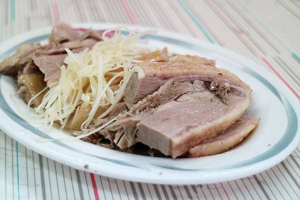 高雄左營區=<食>極品當歸鴨~每到吃飯時間人就多到爆出來*有當歸跟鹹水可以選擇*我最愛的鴨片飯*跟平常吃到的鴨肉飯不一樣唷= 高雄左營區=<食>極品當歸鴨~每到吃飯時間人就多到爆出來*有當歸跟鹹水可以選擇*我最愛的鴨片飯*跟平常吃到的鴨肉飯不一樣唷=