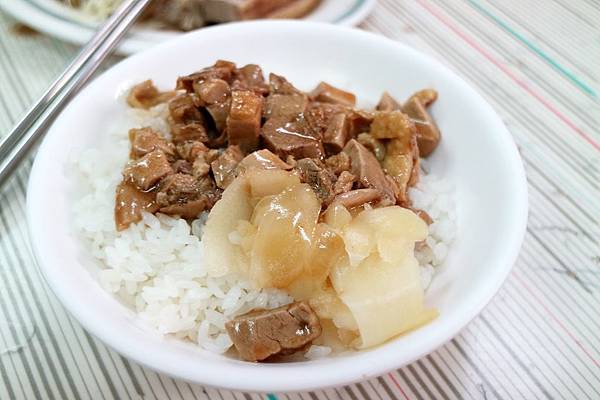 高雄左營區=<食>極品當歸鴨~每到吃飯時間人就多到爆出來*有當歸跟鹹水可以選擇*我最愛的鴨片飯*跟平常吃到的鴨肉飯不一樣唷= 高雄左營區=<食>極品當歸鴨~每到吃飯時間人就多到爆出來*有當歸跟鹹水可以選擇*我最愛的鴨片飯*跟平常吃到的鴨肉飯不一樣唷=