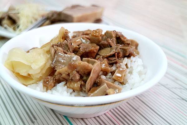 高雄左營區=<食>極品當歸鴨~每到吃飯時間人就多到爆出來*有當歸跟鹹水可以選擇*我最愛的鴨片飯*跟平常吃到的鴨肉飯不一樣唷= 高雄左營區=<食>極品當歸鴨~每到吃飯時間人就多到爆出來*有當歸跟鹹水可以選擇*我最愛的鴨片飯*跟平常吃到的鴨肉飯不一樣唷=