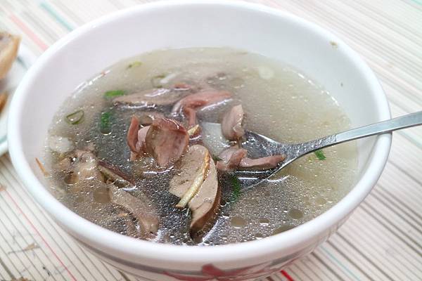 高雄左營區=<食>極品當歸鴨~每到吃飯時間人就多到爆出來*有當歸跟鹹水可以選擇*我最愛的鴨片飯*跟平常吃到的鴨肉飯不一樣唷= 高雄左營區=<食>極品當歸鴨~每到吃飯時間人就多到爆出來*有當歸跟鹹水可以選擇*我最愛的鴨片飯*跟平常吃到的鴨肉飯不一樣唷=