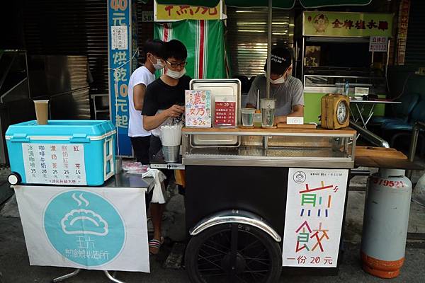 高雄三民區=<食>五六煎餃製造所~手工＊少油＊簡單的煎餃小攤車＊賜予我滿滿的早餐活力=