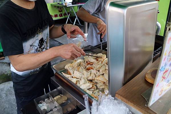 高雄三民區=<食>五六煎餃製造所~手工＊少油＊簡單的煎餃小攤車＊賜予我滿滿的早餐活力=