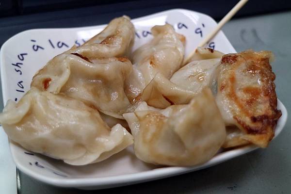 高雄三民區=<食>五六煎餃製造所~手工＊少油＊簡單的煎餃小攤車＊賜予我滿滿的早餐活力=