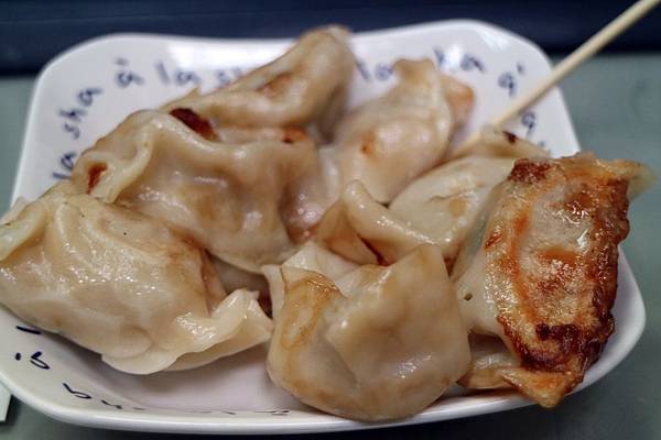 高雄三民區=<食>五六煎餃製造所~手工＊少油＊簡單的煎餃小攤車＊賜予我滿滿的早餐活力=
