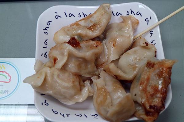 高雄三民區=<食>五六煎餃製造所~手工＊少油＊簡單的煎餃小攤車＊賜予我滿滿的早餐活力=