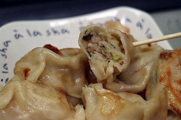 高雄三民區=<食>五六煎餃製造所~手工＊少油＊簡單的煎餃小攤車＊賜予我滿滿的早餐活力=