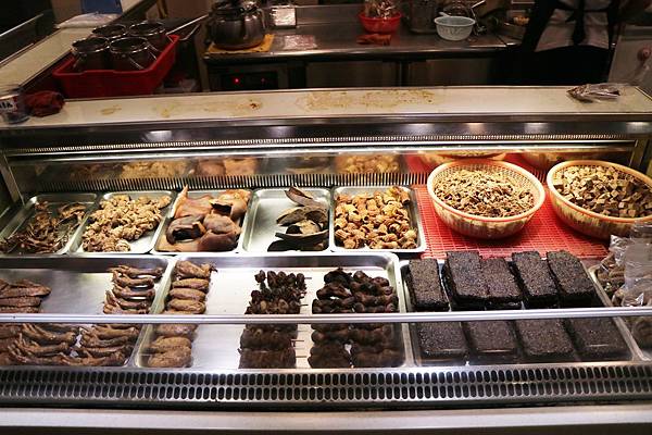 高雄左營區=<食>大溝頂阿囉哈~想吃鹽埕區超強滷味不用跑到鹽埕區*百貨公司美食街也能輕鬆吃*青菜麵類三樣五十,小資女好滿足= 高雄左營區=<食>大溝頂阿囉哈~想吃鹽埕區超強滷味不用跑到鹽埕區*百貨公司美食街也能輕鬆吃*青菜麵類三樣五十,小資女好滿足=