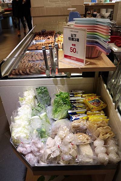 高雄左營區=<食>大溝頂阿囉哈~想吃鹽埕區超強滷味不用跑到鹽埕區*百貨公司美食街也能輕鬆吃*青菜麵類三樣五十,小資女好滿足= 高雄左營區=<食>大溝頂阿囉哈~想吃鹽埕區超強滷味不用跑到鹽埕區*百貨公司美食街也能輕鬆吃*青菜麵類三樣五十,小資女好滿足=