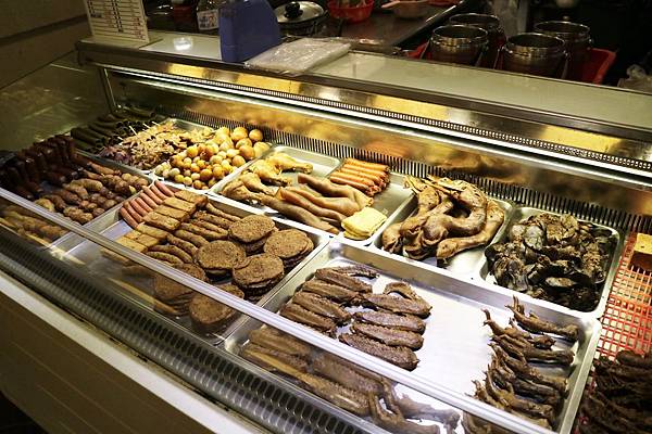 高雄左營區=<食>大溝頂阿囉哈~想吃鹽埕區超強滷味不用跑到鹽埕區*百貨公司美食街也能輕鬆吃*青菜麵類三樣五十,小資女好滿足= 高雄左營區=<食>大溝頂阿囉哈~想吃鹽埕區超強滷味不用跑到鹽埕區*百貨公司美食街也能輕鬆吃*青菜麵類三樣五十,小資女好滿足=