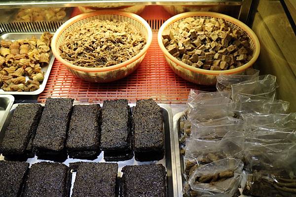 高雄左營區=<食>大溝頂阿囉哈~想吃鹽埕區超強滷味不用跑到鹽埕區*百貨公司美食街也能輕鬆吃*青菜麵類三樣五十,小資女好滿足= 高雄左營區=<食>大溝頂阿囉哈~想吃鹽埕區超強滷味不用跑到鹽埕區*百貨公司美食街也能輕鬆吃*青菜麵類三樣五十,小資女好滿足=