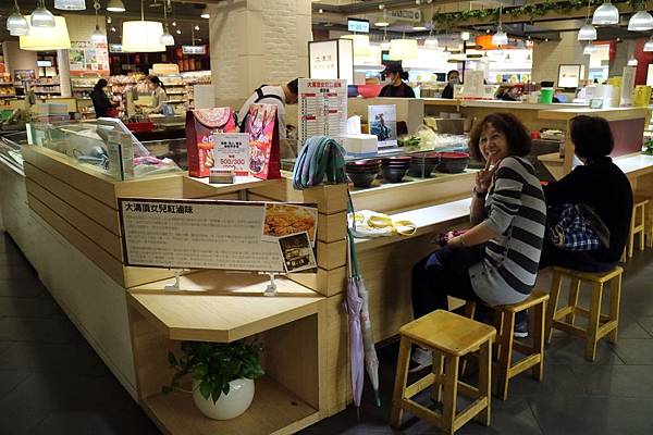 高雄左營區=<食>大溝頂阿囉哈~想吃鹽埕區超強滷味不用跑到鹽埕區*百貨公司美食街也能輕鬆吃*青菜麵類三樣五十,小資女好滿足= 高雄左營區=<食>大溝頂阿囉哈~想吃鹽埕區超強滷味不用跑到鹽埕區*百貨公司美食街也能輕鬆吃*青菜麵類三樣五十,小資女好滿足=