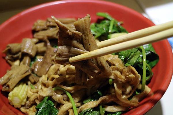 高雄左營區=<食>大溝頂阿囉哈~想吃鹽埕區超強滷味不用跑到鹽埕區*百貨公司美食街也能輕鬆吃*青菜麵類三樣五十,小資女好滿足= 高雄左營區=<食>大溝頂阿囉哈~想吃鹽埕區超強滷味不用跑到鹽埕區*百貨公司美食街也能輕鬆吃*青菜麵類三樣五十,小資女好滿足=