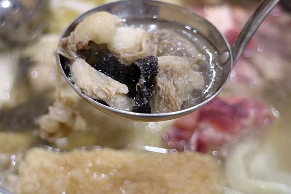 高雄鼓山區=<食>高美館牛肉火鍋~溫體牛肉新推薦*美術館附近的好美味*新鮮蔬果加上牛肉下去熬煮的鮮甜湯頭*美味不設限= 高雄鼓山區=<食>高美館牛肉火鍋~溫體牛肉新推薦*美術館附近的好美味*新鮮蔬果加上牛肉下去熬煮的鮮甜湯頭*美味不設限=