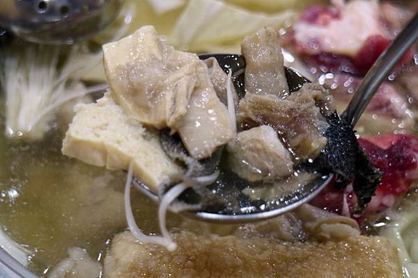 高雄鼓山區=<食>高美館牛肉火鍋~溫體牛肉新推薦*美術館附近的好美味*新鮮蔬果加上牛肉下去熬煮的鮮甜湯頭*美味不設限= 高雄鼓山區=<食>高美館牛肉火鍋~溫體牛肉新推薦*美術館附近的好美味*新鮮蔬果加上牛肉下去熬煮的鮮甜湯頭*美味不設限=