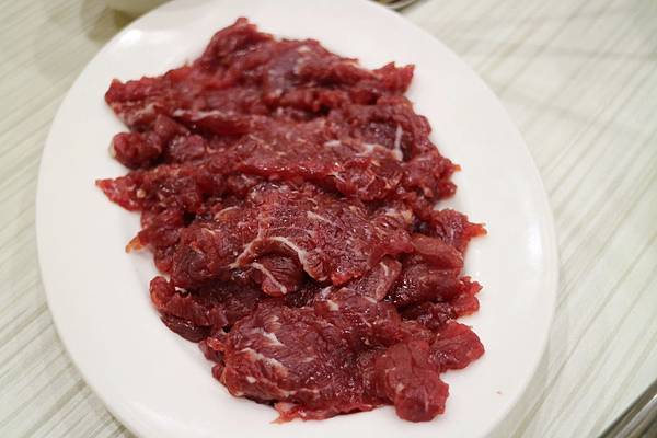 高雄鼓山區=<食>高美館牛肉火鍋~溫體牛肉新推薦*美術館附近的好美味*新鮮蔬果加上牛肉下去熬煮的鮮甜湯頭*美味不設限= 高雄鼓山區=<食>高美館牛肉火鍋~溫體牛肉新推薦*美術館附近的好美味*新鮮蔬果加上牛肉下去熬煮的鮮甜湯頭*美味不設限=