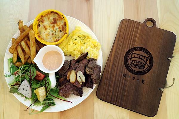 高雄左營區=<食>橋下早午餐~車水馬龍之中的小秘境*美味的早午餐*美得不像話的濃湯*早午餐推薦= 高雄左營區=<食>橋下早午餐~車水馬龍之中的小秘境*美味的早午餐*美得不像話的濃湯*早午餐推薦=