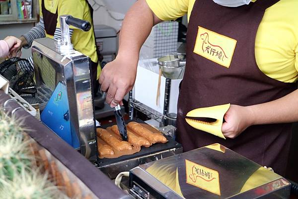 嘉義東區=<食>犬行燒。燒果子專賣~嘉義散步小吃*必吃犬行燒*臘腸狗犬行燒*好長好長的燒果子*嘉義排隊小吃= 嘉義東區=<食>犬行燒。燒果子專賣~嘉義散步小吃*必吃犬行燒*臘腸狗犬行燒*好長好長的燒果子*嘉義排隊小吃=