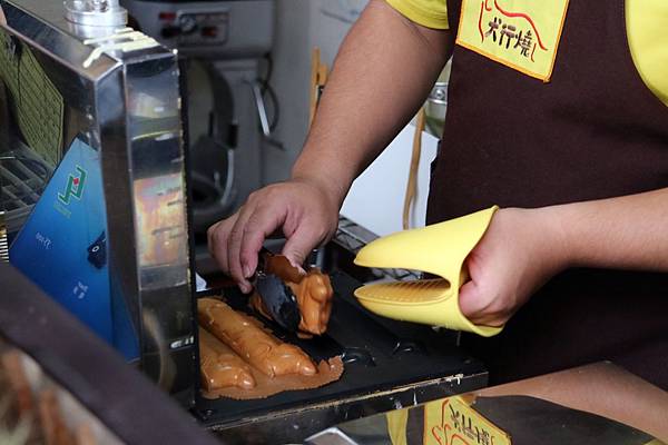 嘉義東區=<食>犬行燒。燒果子專賣~嘉義散步小吃*必吃犬行燒*臘腸狗犬行燒*好長好長的燒果子*嘉義排隊小吃= 嘉義東區=<食>犬行燒。燒果子專賣~嘉義散步小吃*必吃犬行燒*臘腸狗犬行燒*好長好長的燒果子*嘉義排隊小吃=