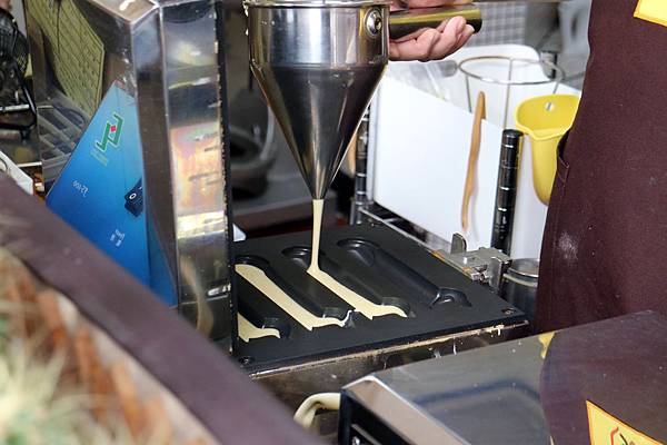 嘉義東區=<食>犬行燒。燒果子專賣~嘉義散步小吃*必吃犬行燒*臘腸狗犬行燒*好長好長的燒果子*嘉義排隊小吃= 嘉義東區=<食>犬行燒。燒果子專賣~嘉義散步小吃*必吃犬行燒*臘腸狗犬行燒*好長好長的燒果子*嘉義排隊小吃=