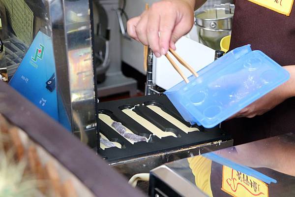 嘉義東區=<食>犬行燒。燒果子專賣~嘉義散步小吃*必吃犬行燒*臘腸狗犬行燒*好長好長的燒果子*嘉義排隊小吃= 嘉義東區=<食>犬行燒。燒果子專賣~嘉義散步小吃*必吃犬行燒*臘腸狗犬行燒*好長好長的燒果子*嘉義排隊小吃=