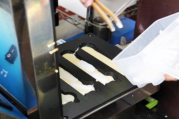 嘉義東區=<食>犬行燒。燒果子專賣~嘉義散步小吃*必吃犬行燒*臘腸狗犬行燒*好長好長的燒果子*嘉義排隊小吃= 嘉義東區=<食>犬行燒。燒果子專賣~嘉義散步小吃*必吃犬行燒*臘腸狗犬行燒*好長好長的燒果子*嘉義排隊小吃=