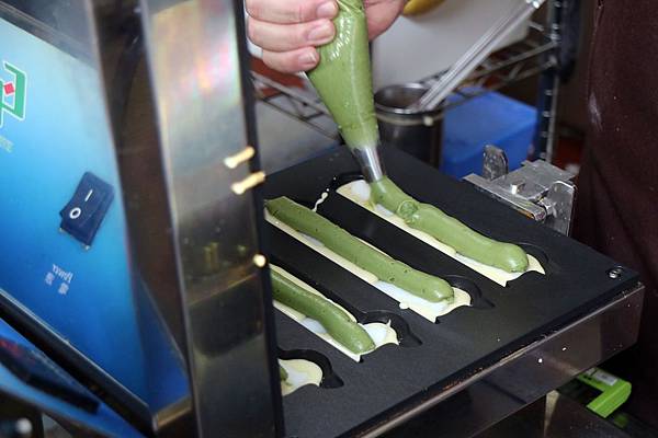 嘉義東區=<食>犬行燒。燒果子專賣~嘉義散步小吃*必吃犬行燒*臘腸狗犬行燒*好長好長的燒果子*嘉義排隊小吃= 嘉義東區=<食>犬行燒。燒果子專賣~嘉義散步小吃*必吃犬行燒*臘腸狗犬行燒*好長好長的燒果子*嘉義排隊小吃=