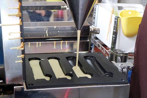 嘉義東區=<食>犬行燒。燒果子專賣~嘉義散步小吃*必吃犬行燒*臘腸狗犬行燒*好長好長的燒果子*嘉義排隊小吃= 嘉義東區=<食>犬行燒。燒果子專賣~嘉義散步小吃*必吃犬行燒*臘腸狗犬行燒*好長好長的燒果子*嘉義排隊小吃=